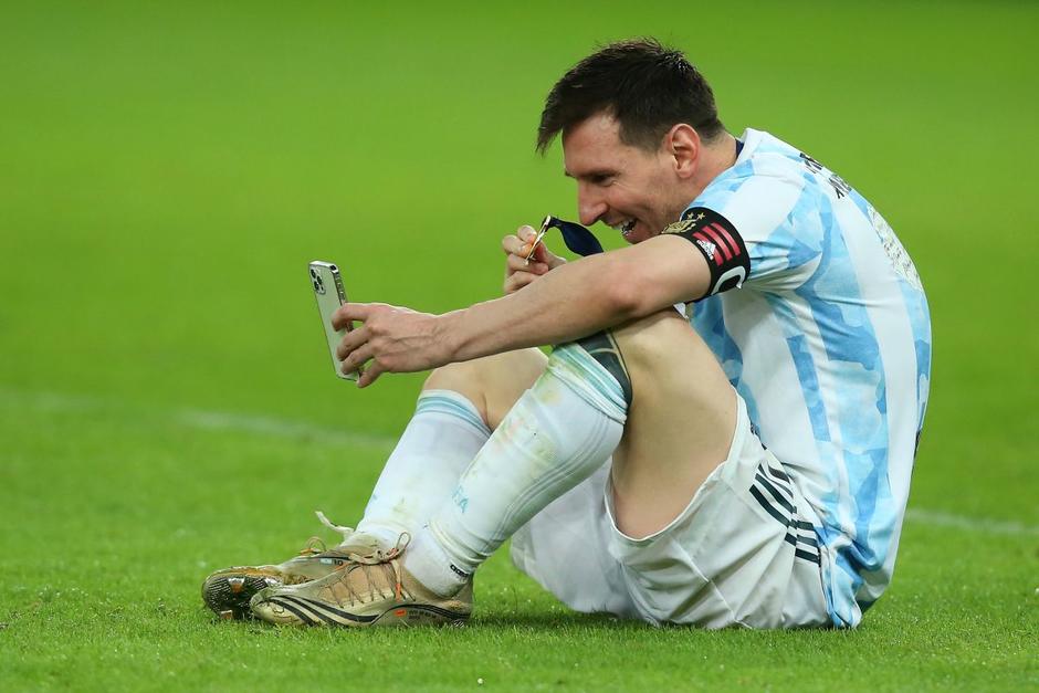 El argentino realizó una videollamada a su familia por medio de WhatsApp al final de la Copa América. (Foto: AFP)