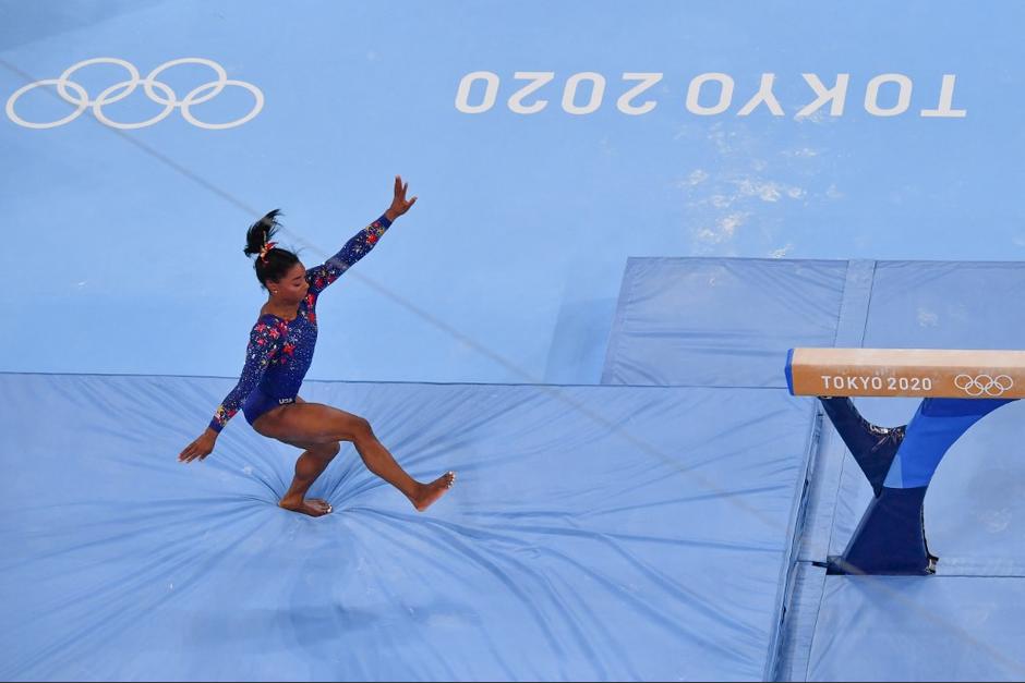 Simone Biles dice sentir mucha presi&oacute;n mental, lo que le ha provocado problemas de salud mental. (Foto: AFP)