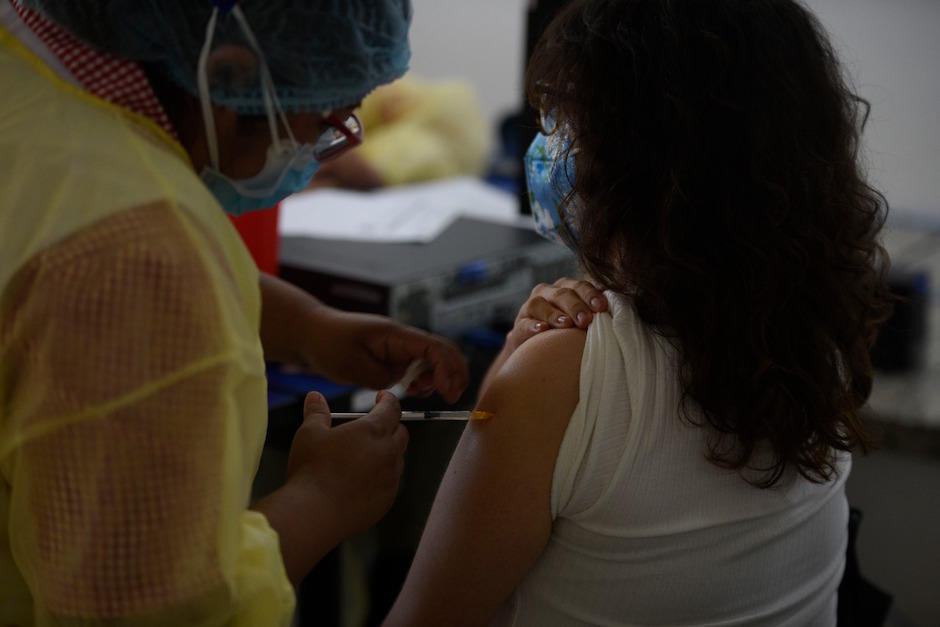 Las personas con enfermedades crónicas ya pueden vacunarse. (Foto: Wilder López/Soy502)