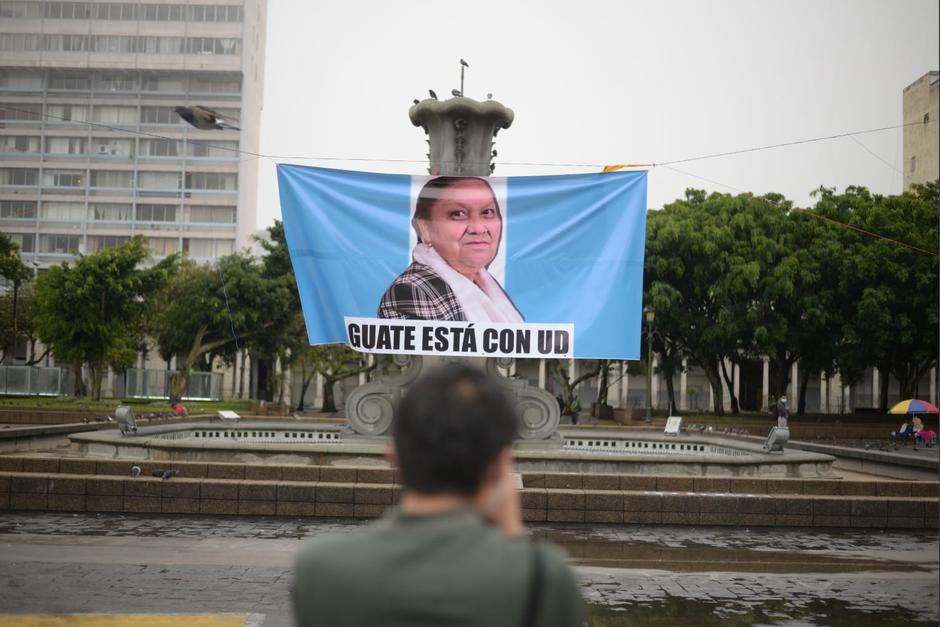 Durante la mañana de este jueves 29 julio, fueron colocadas mantas en apoyo a la Fiscal General, Consuelo Porras. (Foto: Wilder López/Fredy Hernández/Soy502)&nbsp;