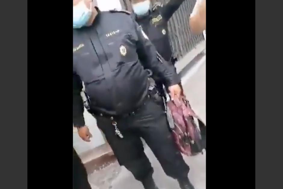 El oficial fue sorprendido con la droga que hab&iacute;a decomisado a un menor que se dedicaba a la distribuci&oacute;n de estupefacientes. (Foto: captura de video)