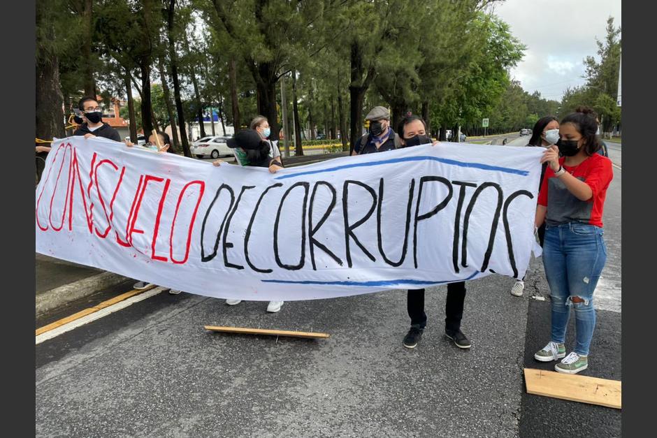 Un grupo de mujeres y estudiantes bloquea el paso en zona 15 en demandas contra el MP. (Foto:&nbsp;@QuorumGT)