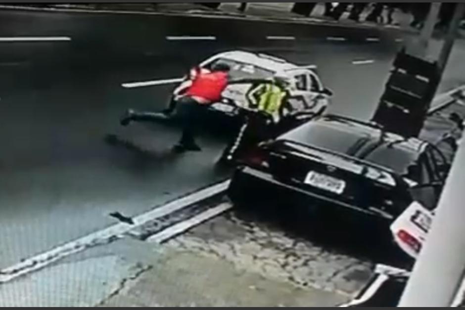 Las imágenes permiten observar el momento en el que el individuo ataca por la espalda al agente municipal de tránsito. (Captura Video)