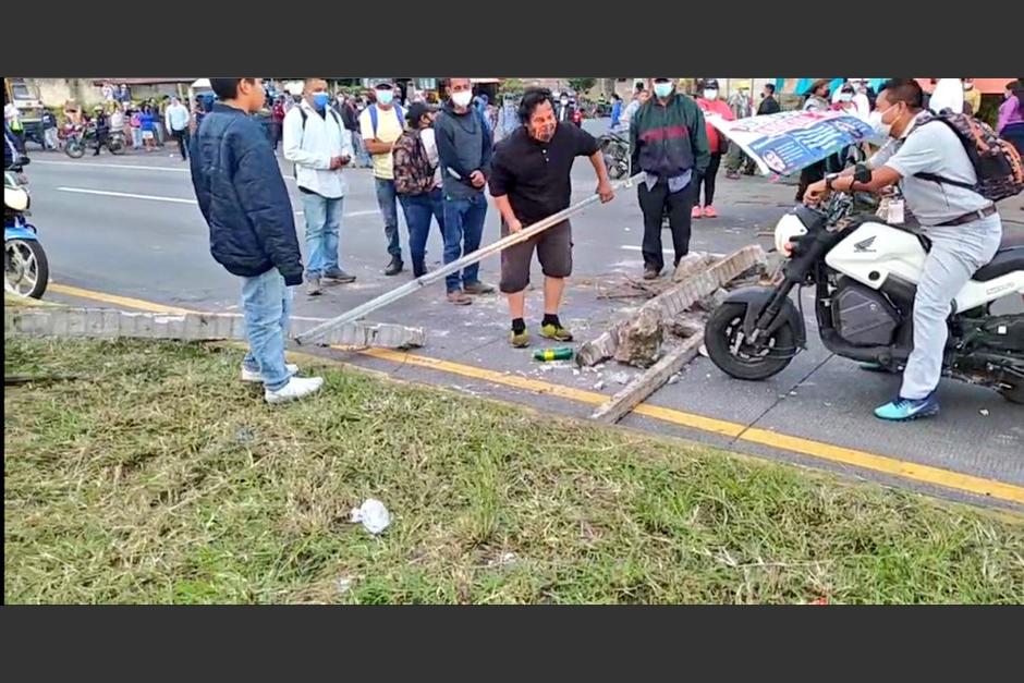 Los conductores que se desplazan a inmediaciones de San Vicente Pacaya se vieron sorprendidos por el bloqueo. (Foto: Pampichi News)