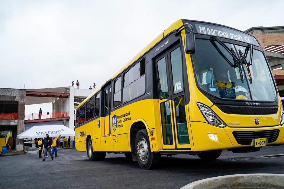 Se han habilitado buses para transportar a personas que desean vacunarse en Santa Catarina Pinula. (Foto: Twitter/Sebastian Siero)