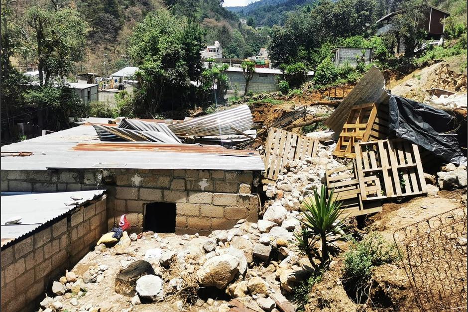 Las casas ubicadas en la parte baja de una ladera quedaron dañadas debido a la correntada de lodo y piedras. (Foto: Stereo100 Noticias)