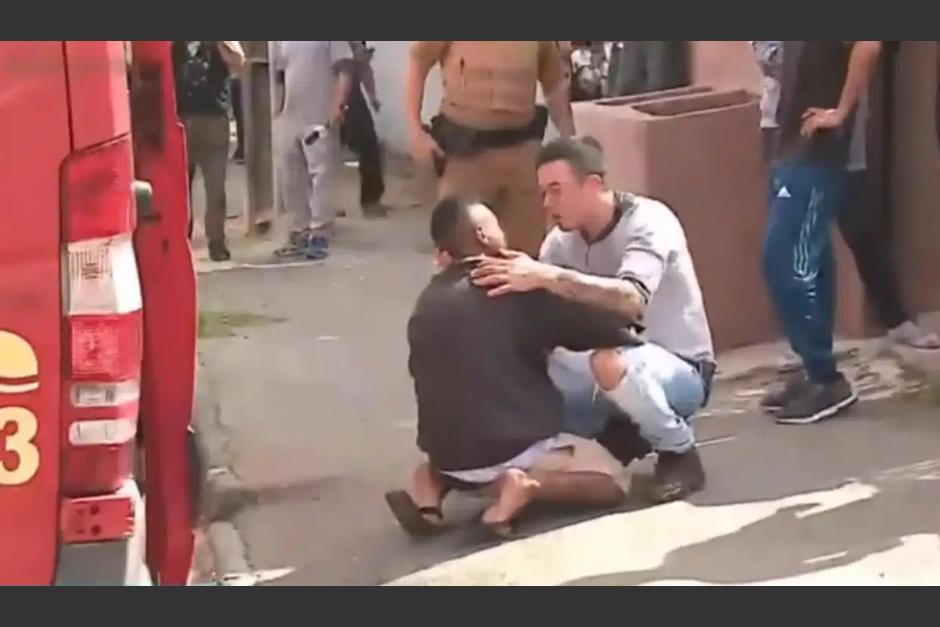 El padre se arrodill&oacute; para abrazar al hombre que atropell&oacute; a su hija en Curitiba. (Captura Video)