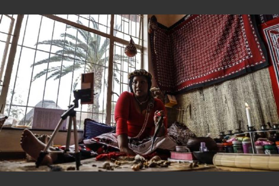 Gogo Kamo, es una curandera que da consultas en l&iacute;nea. (Foto: AFP)