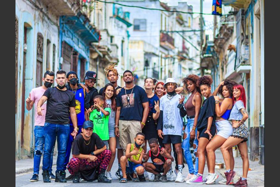 Esas im&aacute;genes, que han sido vistas 2,2 millones de veces, muestran a una docena de bailarines en ropa deportiva, acompa&ntilde;ados por ni&ntilde;os, realizando pasillos de hiphop y breakdance en una calle de Centro Habana.&nbsp;(Foto: Cubatel)