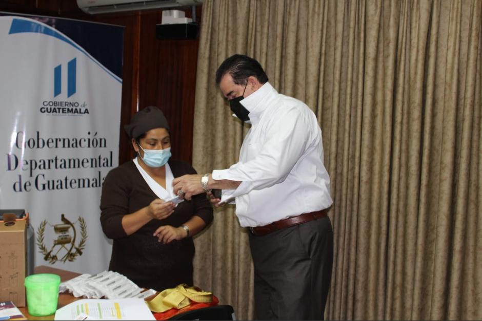 El gobernador de Guatemala, Carlos Waldemar Barillas, recibió la vacuna contra el Covid-19 y argumentó que es de primera línea por supervisar obras. (Foto: Gobernación Departamental de Guatemala)