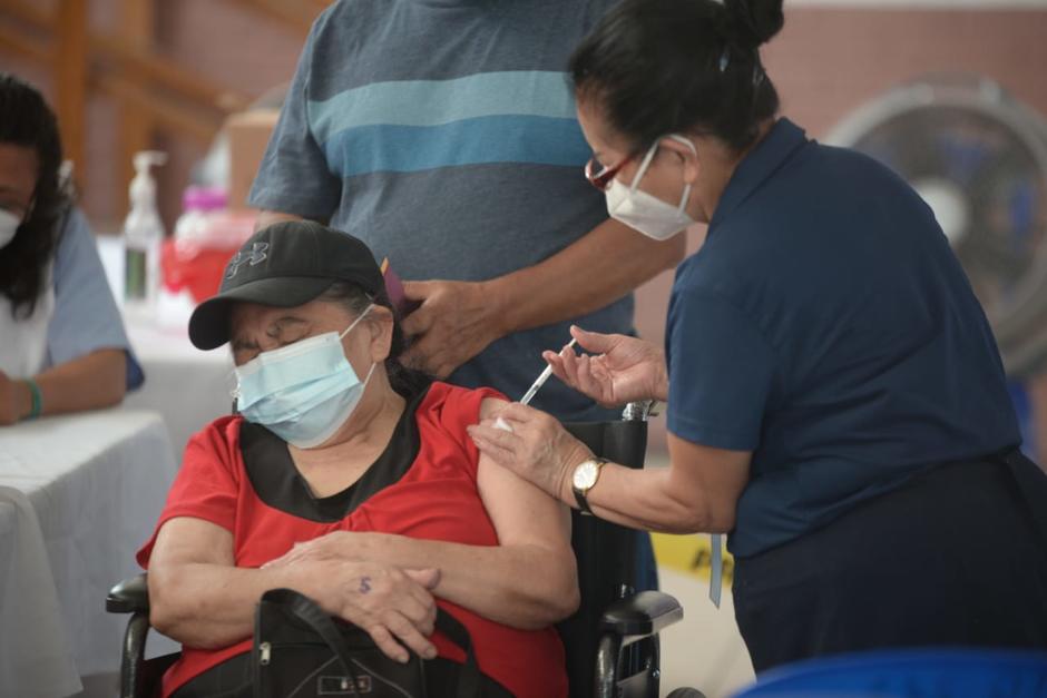 El Ministerio de Salud aún no informa cuándo iniciará la vacunación para los adultos de entre 50 y 59 años. (Foto: Wilder López/Soy502)
