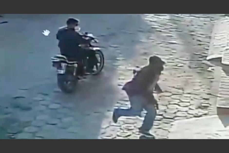 La PNC investiga las im&aacute;genes captadas para ubicar a los hombres que asaltaron un local en Zacapa. (Foto: Captura de pantalla)