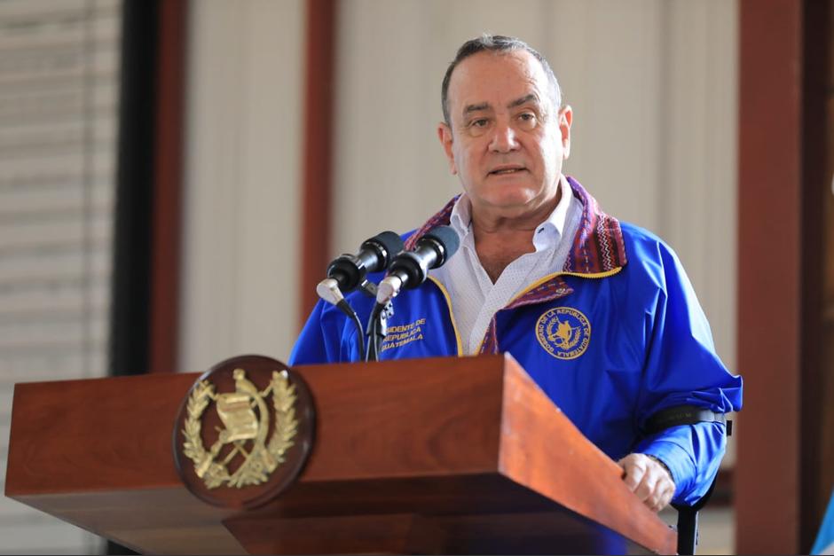 El presidente Alejandro Giammattei ofreció una entrevista a la agencia internacional Reuters y ahora la acusa de "sacar de contexto" sus declaraciones. (Foto: Presidencia)