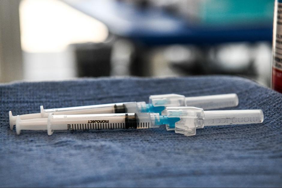 Varios estados han acumulado excedentes de la vacuna contra el Covid-19, por lo que se buscaría una manera de donarlas a otros países. (Foto: AFP)