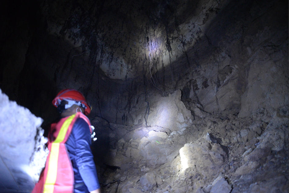 La Conred localizó cinco cavernas bajo el Anillo Periférico. (Foto: Wilder López/Soy502)