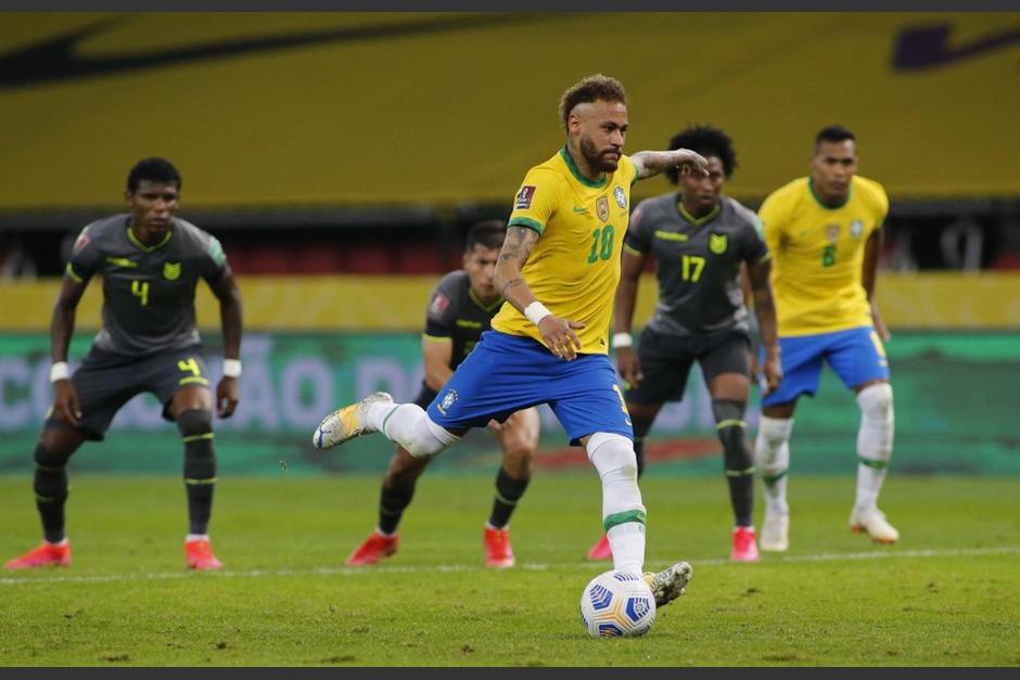 Neymar fall&oacute; un penal, pero el &aacute;rbitro mand&oacute; a repetir el tiro que no fall&oacute; el 10 de Brasil. (Foto: AFP)