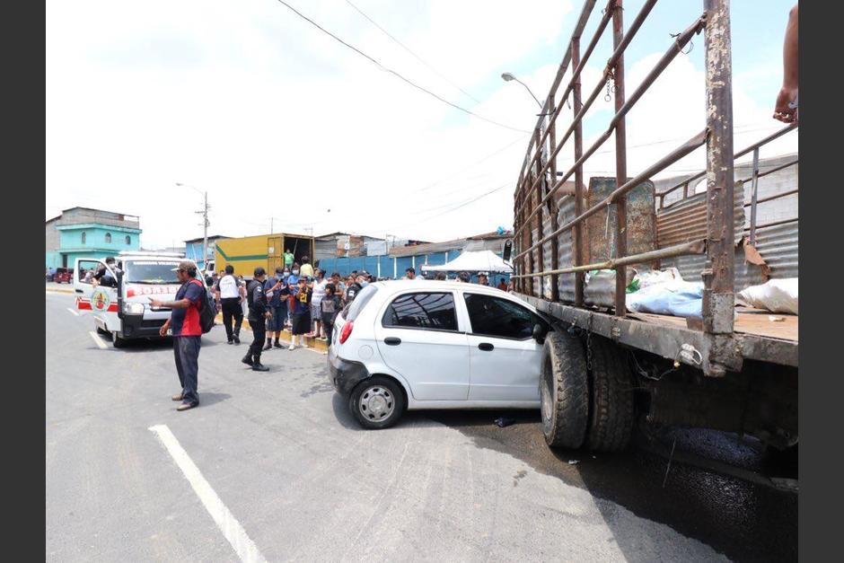 Un vehículo se empotró en un camión de chatarra, dos niños resultan heridos. (Foto: Bomberos Voluntarios)
