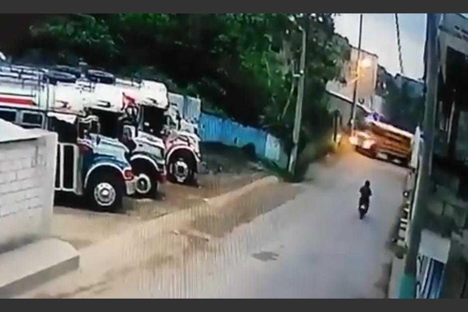 Video: Bus se estrella contra una casa en San Juan Sacatepéquez