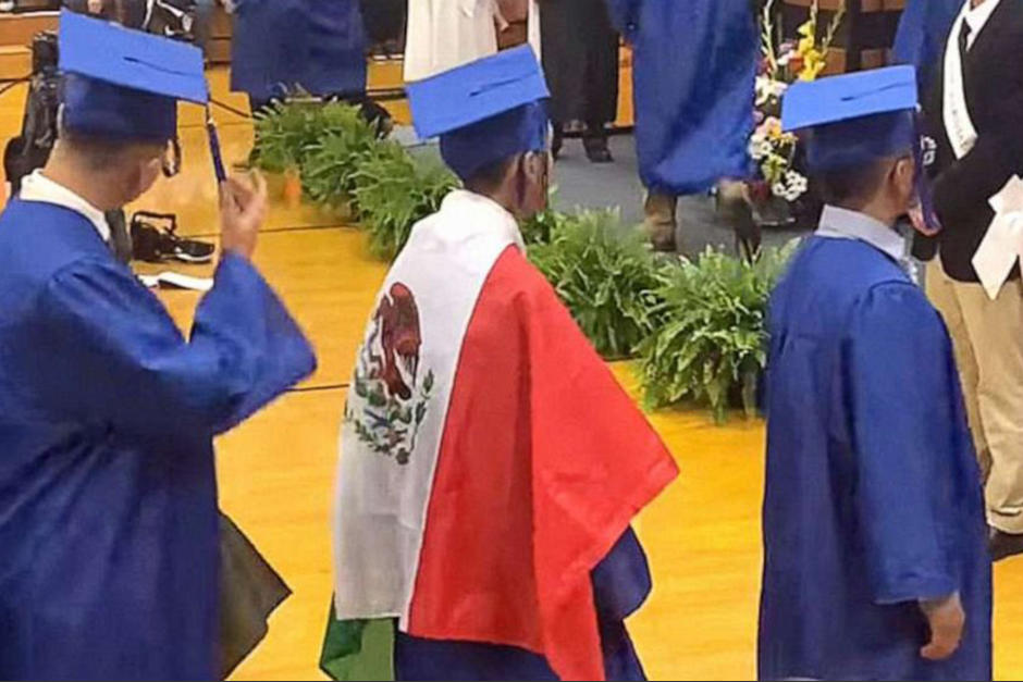 Ever López contó que es el primero en su familia en graduarse de secundaria por lo que quiso honrarlos con este gesto. (Foto: New York Post)