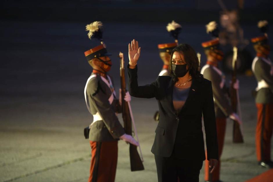 Luego de un retraso de su vuelo por fallas mec&aacute;nicas, finalmente arrib&oacute; a Guatemala la vicepresidenta de EE.UU., Kamala Harris. (Foto: Wilder L&oacute;pez/Soy502)