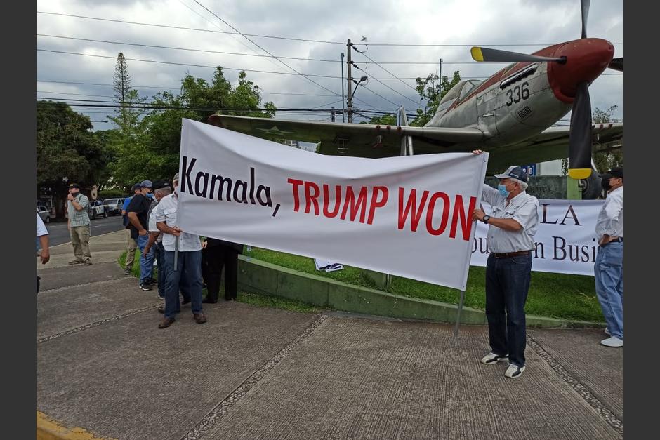 Veteranos militares realizan manifestaci&oacute;n frente a la FAG contra la llegada de la vicepresidenta de EE.UU., Kamala Harris. (Foto: Wilder L&oacute;pez/Soy502)