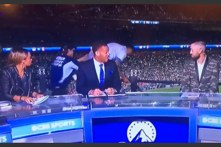 El hombre escapa de la seguridad del estadio y fue captado por la transmisión de CBS Sports. (Captura Video)