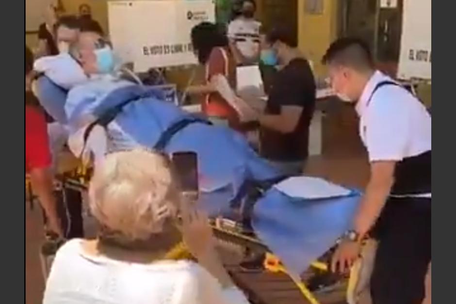 El hecho de estar enfermo no impidi&oacute; al hombre ejercer su voto. (Captura Video)