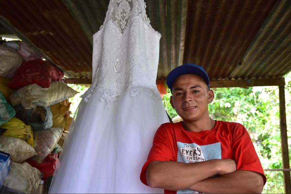 Lisman Edilson Castillo Mazariegos se hizo viral al ponerse un vestido de novia encontrado en la basura. (Foto: Frey Hernández/Soy502)