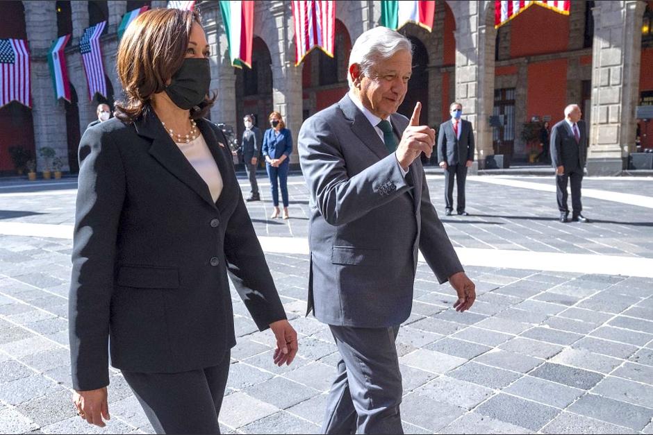 El presidente Andrés Manuel López Obrador no utilizó mascarilla al recibir a Kamala Harris. (Foto: AFP)