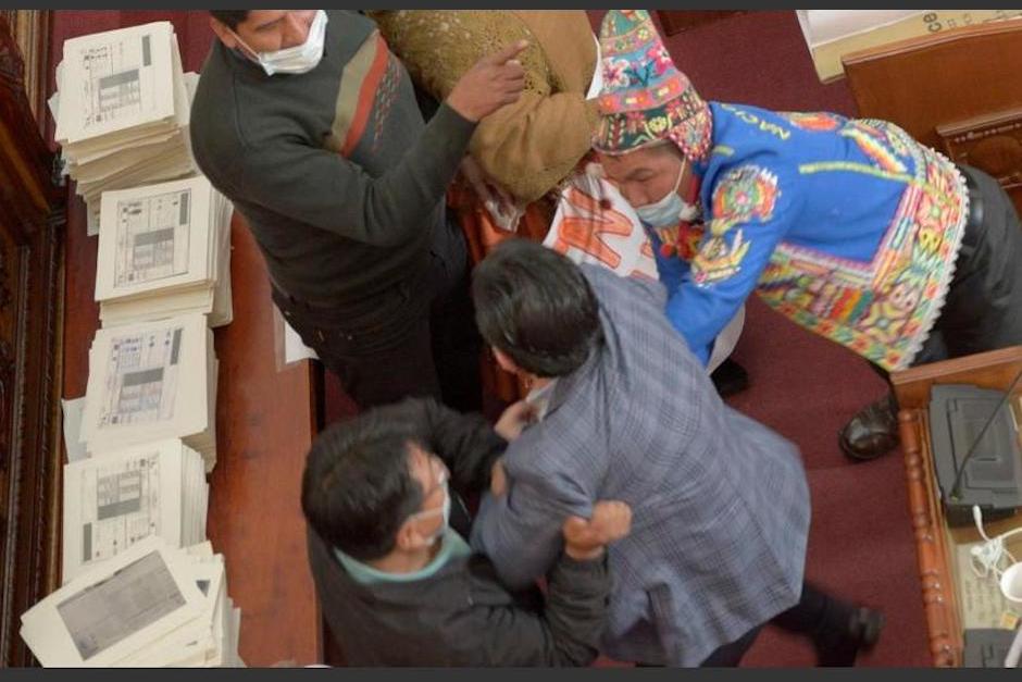 Los congresistas perdieron la compostura y se fueron a los golpes en una sesi&oacute;n en el parlamento boliviano. (Foto: La Raz&oacute;n)