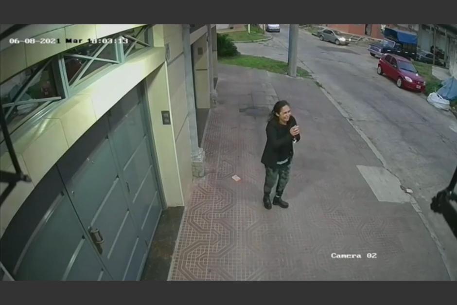 Uno de los delincuentes intentó dispararle en la cabeza a la mujer, pero por fortuna el arma se le trabó al ladrón. (Captura Video)