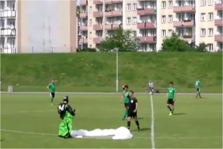 Un paracaidista tuvo que aterrizar de emergencia en un campo donde se desarrollaba un partido. (Foto: E, Mundo)