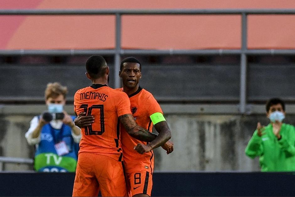 Goerginio Wijnaldum (8) era uno de los fichajes en los que trabajaba el Barcelona. (Foto: AFP)