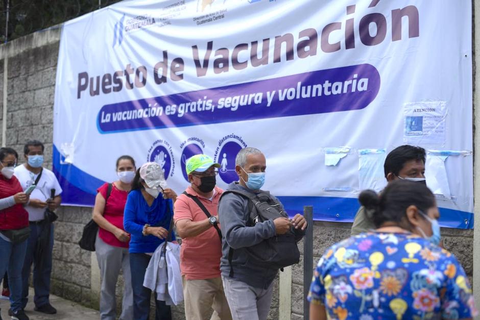 En los últimos días ha aumentado la cantidad de personas que acuden a los centros de vacunación. (Foto: Wilder López/Soy502)