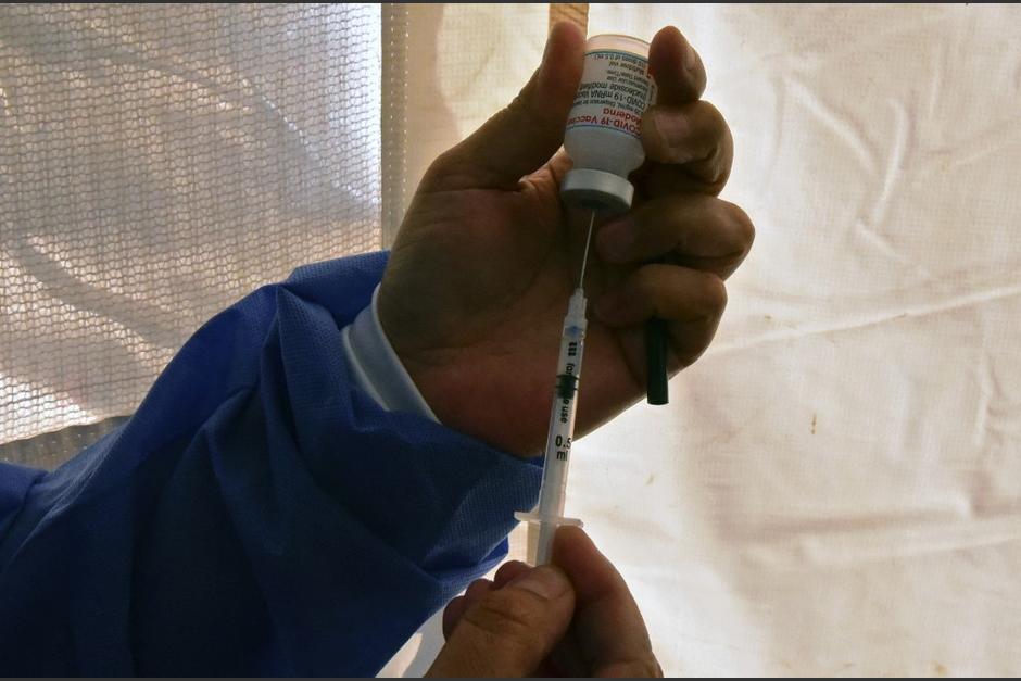 El error humano ha provocado la pérdida de unos 60 millones de dosis de la vacuna contra Covid-19. (Foto: AFP)