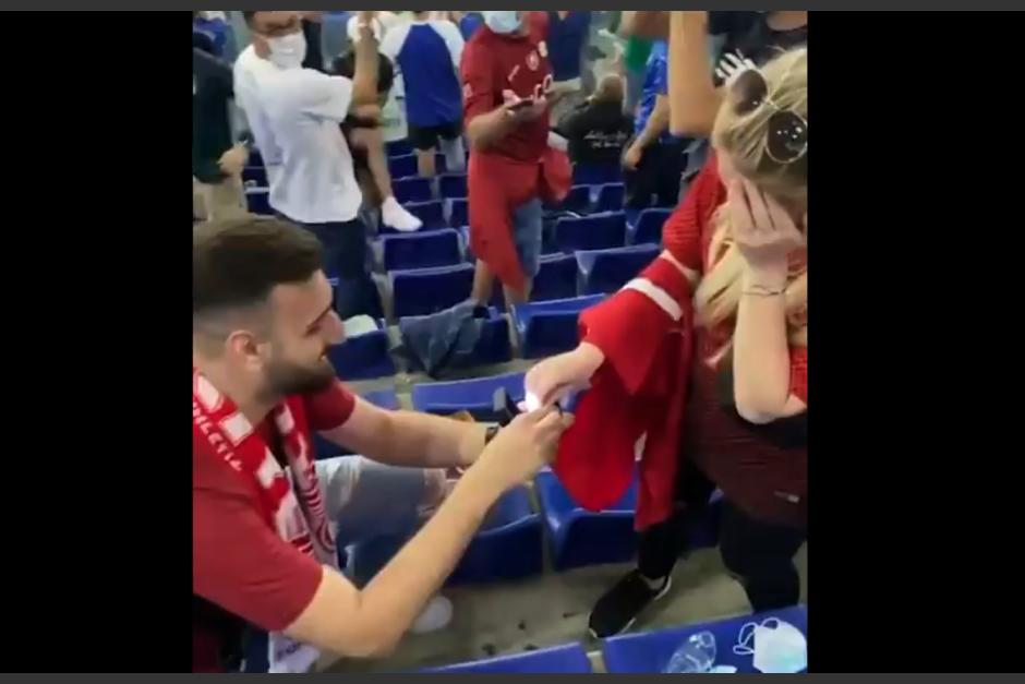 Aficionado le pidi&oacute; pidi&oacute; matrimonio a su novia en el partido de Turqu&iacute;a vs Italia. (Foto: Captura de pantalla)&nbsp;