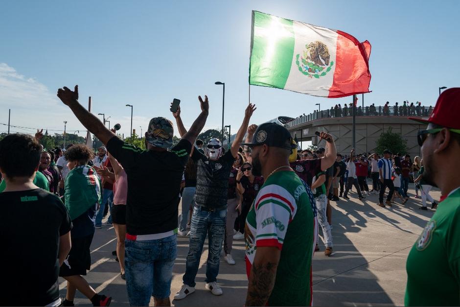 Aficionado ingresa al campo durante el México vs. Honduras