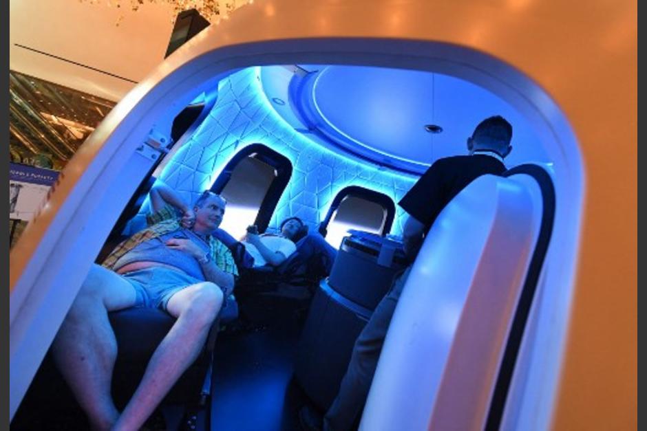 Interior de la cápsula espacial que Blue Origin lanzará al espacio con Jeff Bezos y otras tres personas en Julio. (Foto: AFP)