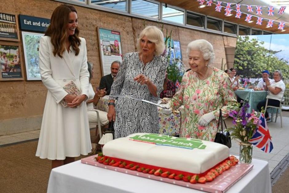 La Reina Isabel II rompi&oacute; el protocolo real al intentar cortar un pastel con una espada. (Foto: Servicios)