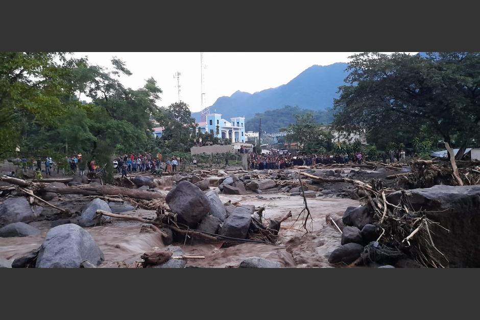 As&iacute; amaneci&oacute; la aldea Guineales luego de las inundaciones y deslizamientos, mientras las autoridades trabajan para la evacuaci&oacute;n de los pobladores. (Foto: Conred)