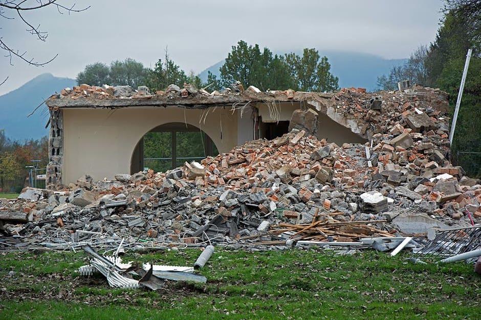 Una albañil destruyó una casa que había hecho con sus manos pues quienes lo contrataron para hacerla no le pagaron. (Foto ilustrativa: Piqsels)