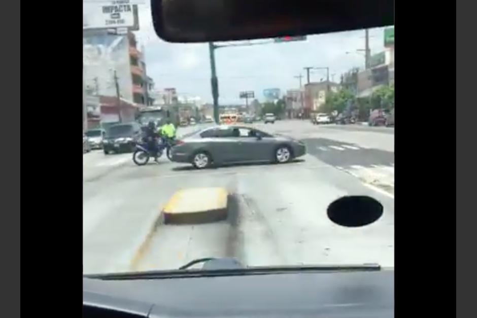 En las im&aacute;genes se observa el momento en que casi se produce un accidente. (Foto: captura video)&nbsp;