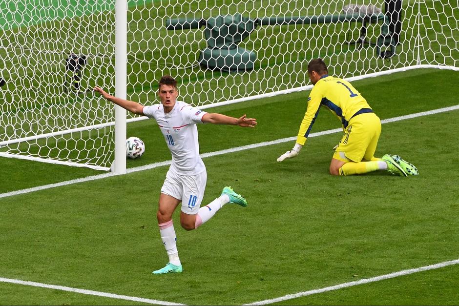 Escocia y la República Checa disputan un reñido encuentro en la Eurocopa 2021. (Foto: AFP)