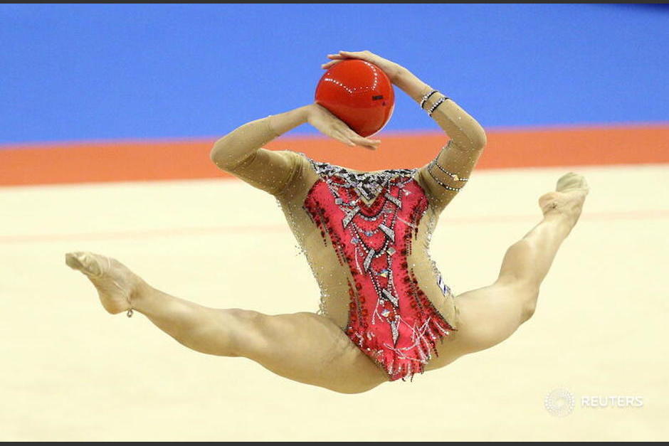 La foto de la gimnasta&nbsp;Linoy Ashram se hizo viral pues daba la impresi&oacute;n de que no ten&iacute;a cabeza. (Foto: Reuters)&nbsp;