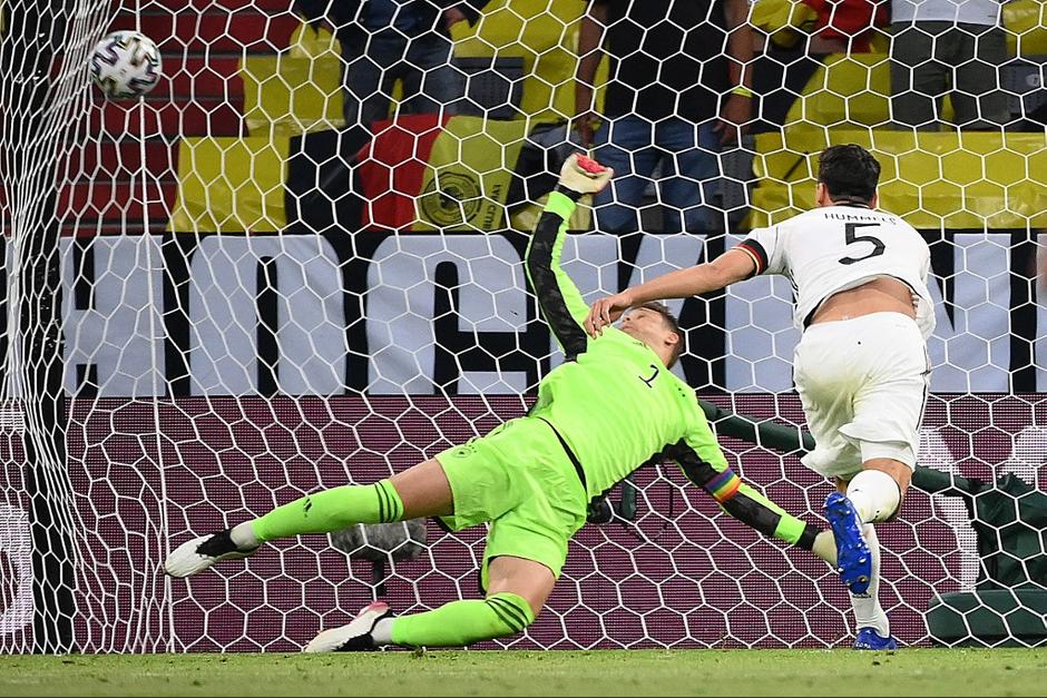 Mats Hummels venció la resistencia de su propio portero para la victoria de Francia. (Foto: AFP)