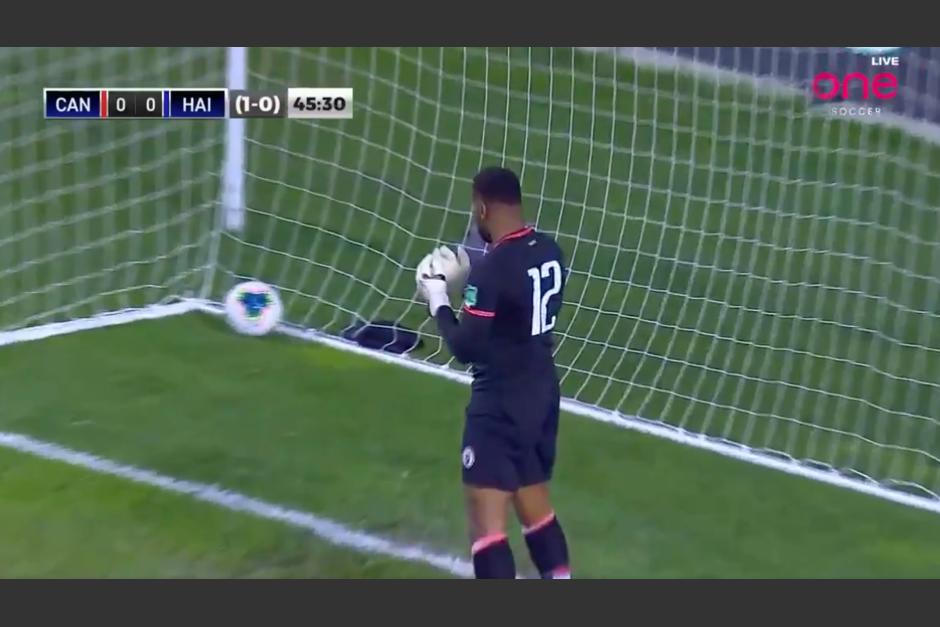El guardameta no puede creer que regal&oacute; el primer gol de Canad&aacute;. (Captura Video)