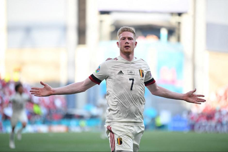 Kevin De Bruyne celebró con respeto el gol de la remontada belga. (Foto: AFP)