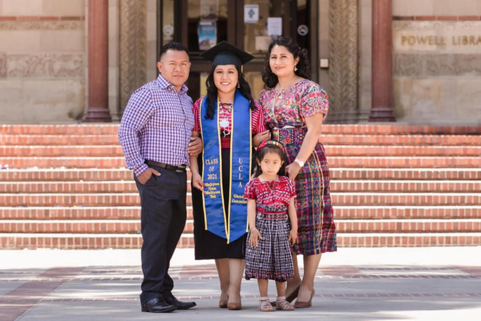 Glendy González y su familia el día de su graduación. (Foto: Glendy González)