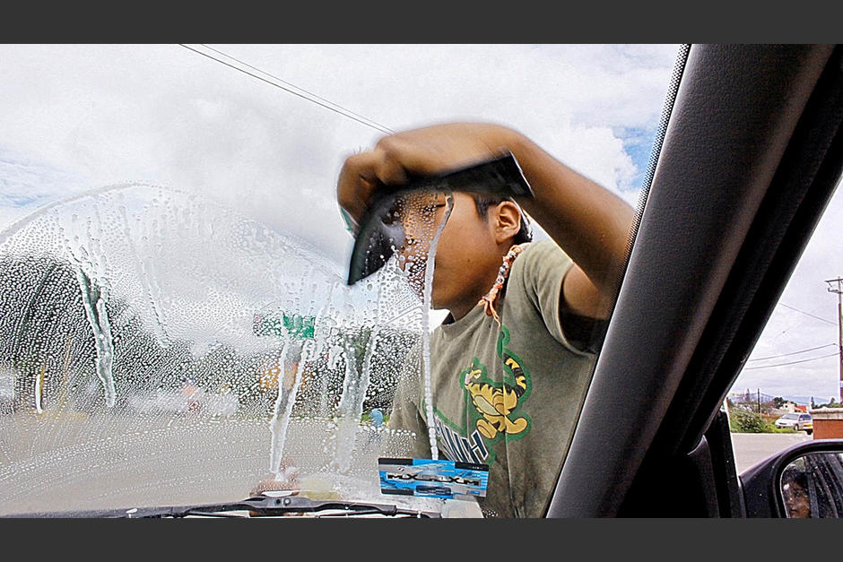 Un ni&ntilde;o le regala su juguete a otro menor que limpiaba vidrios en un sem&aacute;foro. (Foto: Esteban Marcial NVI Noticias)