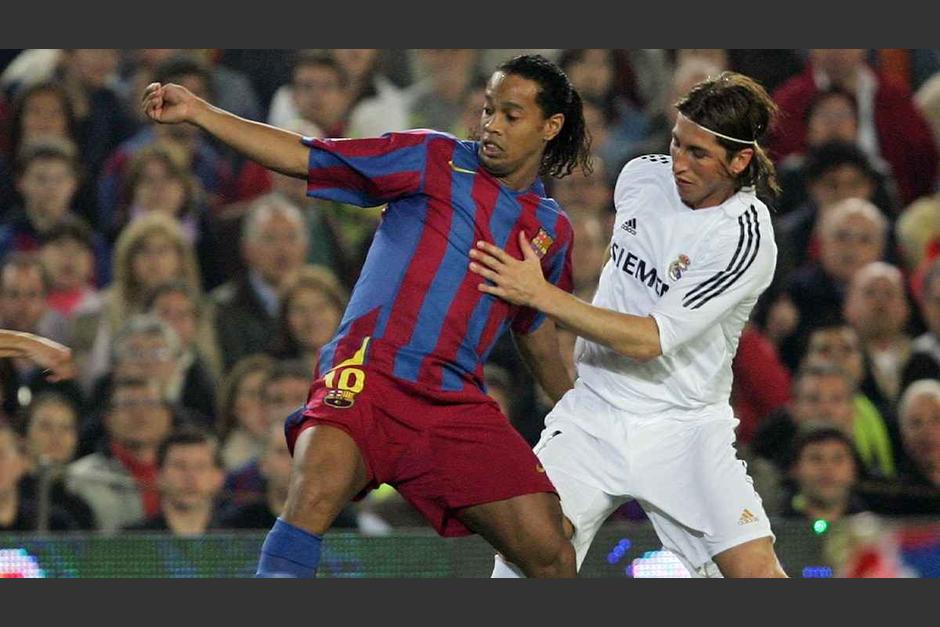 Ronaldinho le record&oacute; a Sergio Ramos un cl&aacute;sico entre el Barcelona y el Real Madrid. (Foto: AFP)